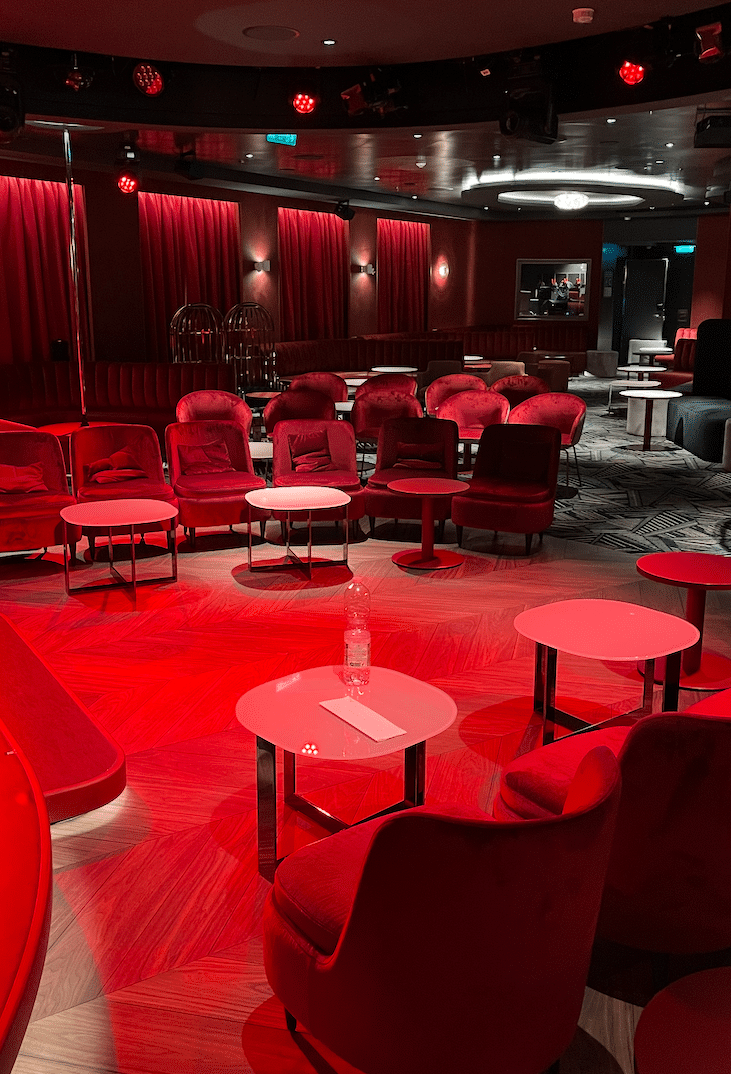 Mein Schiff Relax - La Cage - Burlesque, Bar, Casino