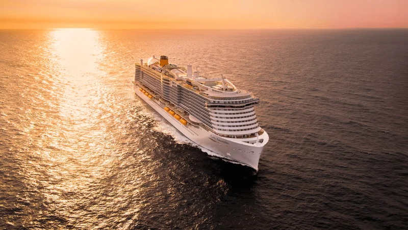 Die Costa Smeralda, Flaggschiff von Costa Kreuzfahrten, in Seitenansicht