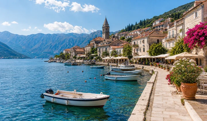Mediterraner Hafen mit historischen Gebäuden und kleinen Booten