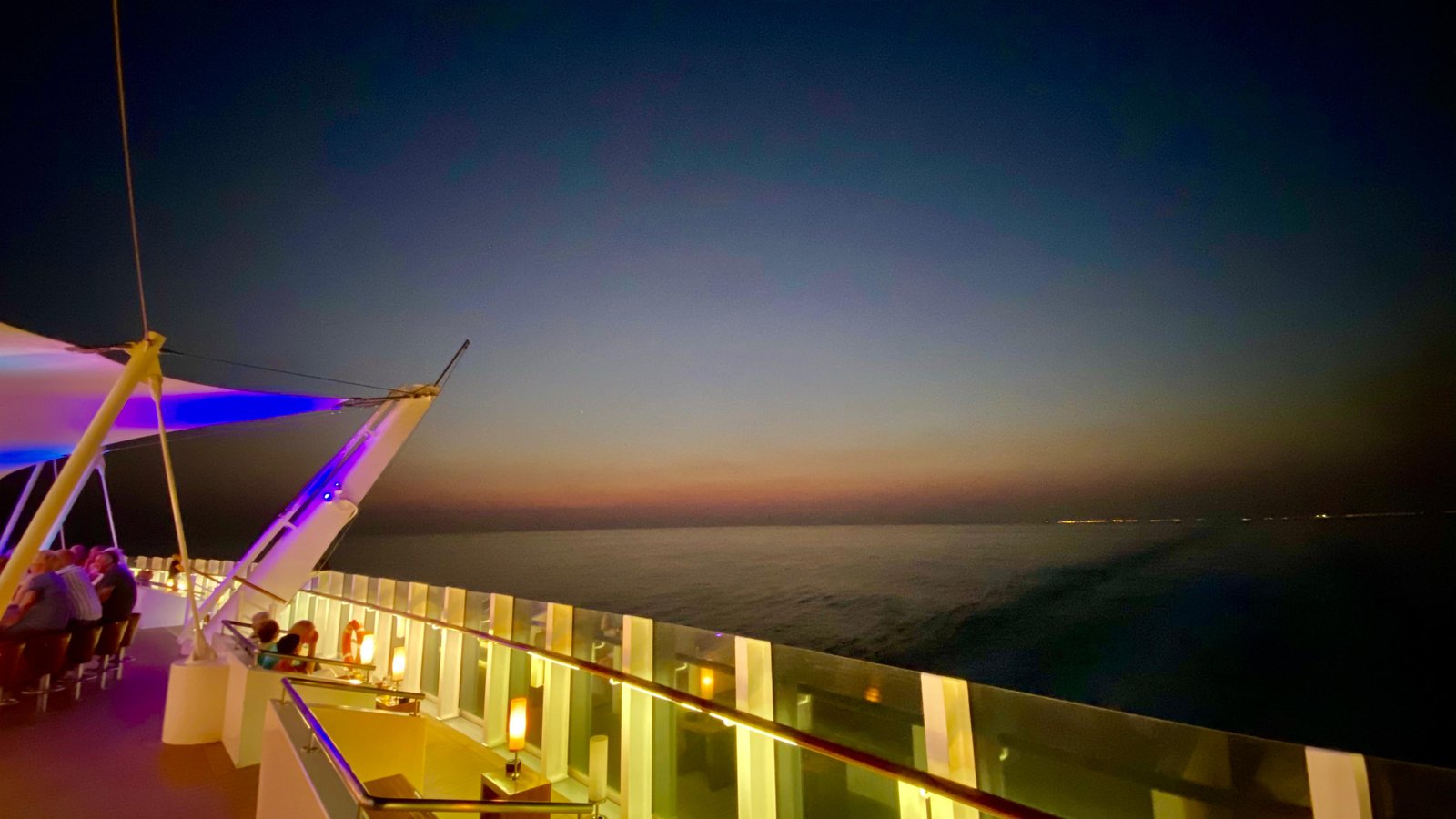 Deck-Lounge am Abend