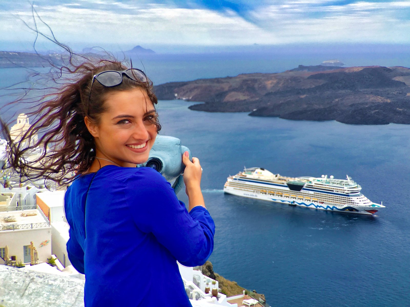 Blick auf ein Kreuzfahrtschiff vor Santorin